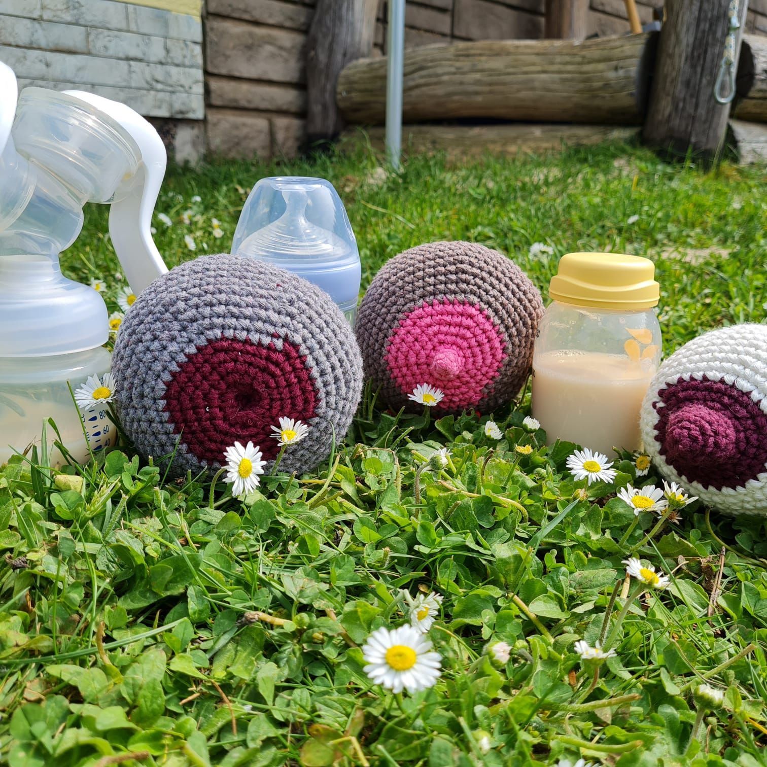 Verschiedene Utensilien zum Darstellen der Brüste fürs Stillen