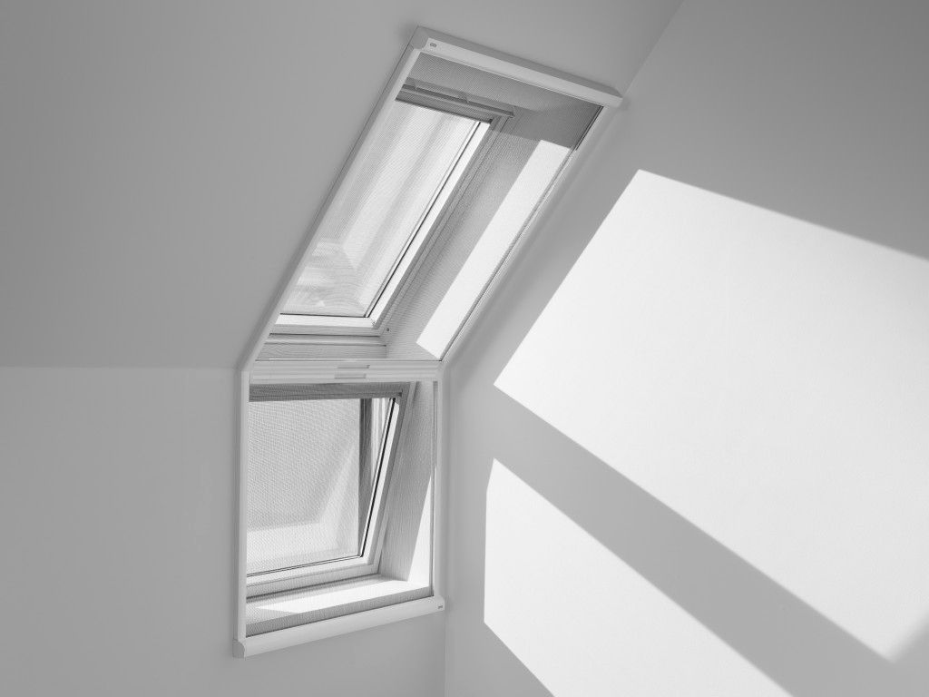 Ein Dachfenster in zwei Teilen: Ein Fenster im Dach selbst, an das sich direkt darunter ein zusätzliches Fenster anschließt, das jedoch nicht Teil der Dachkonstruktion ist.