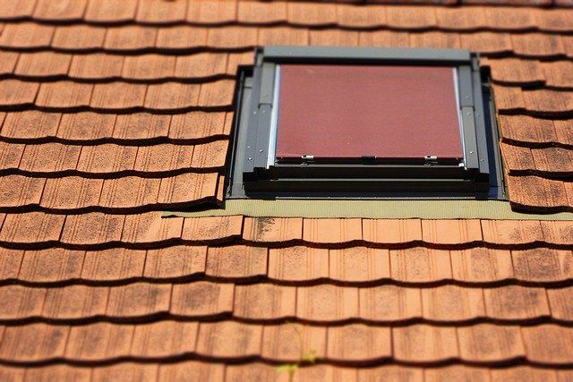 Eingebautes VELUX Wohndachfenster mit außenliegendem Hitzeschutz-Rollo auf einem Pfannendach in Dechsendorf