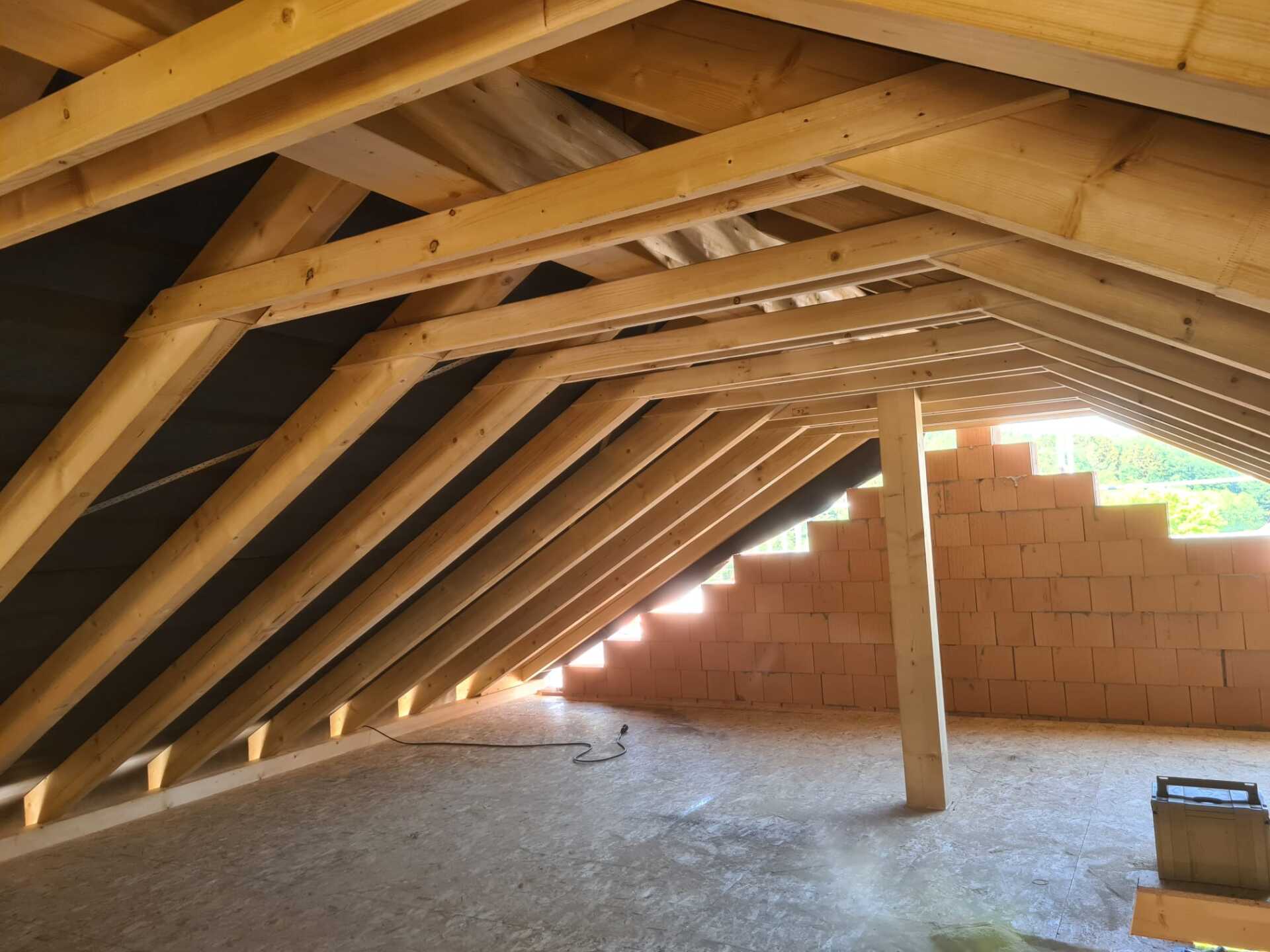 Fachgerechte Holzverkleidung und Innenausbau-Arbeiten an den Dachschrägen nahe Dechsendorf und Heßdorf