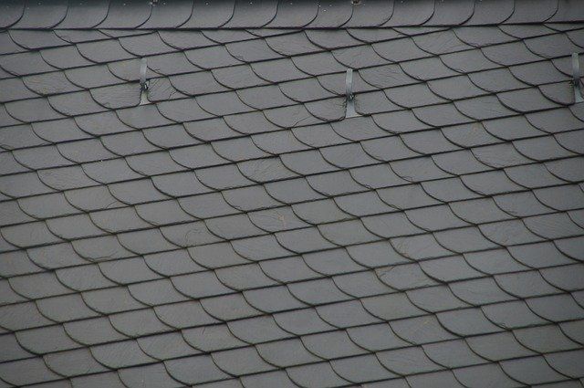 Detailansicht der neuen Dacheindeckung bei einem Projekt in Niederlindach – Tramowsky Dach