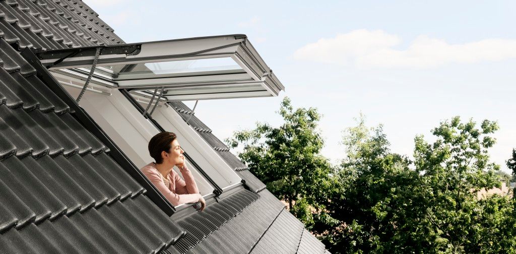 Großes VELUX Klapp-Schwing-Dachfenster mit freiem Ausblick nach einem Fensteraustausch nahe Rödental und Sonnefeld