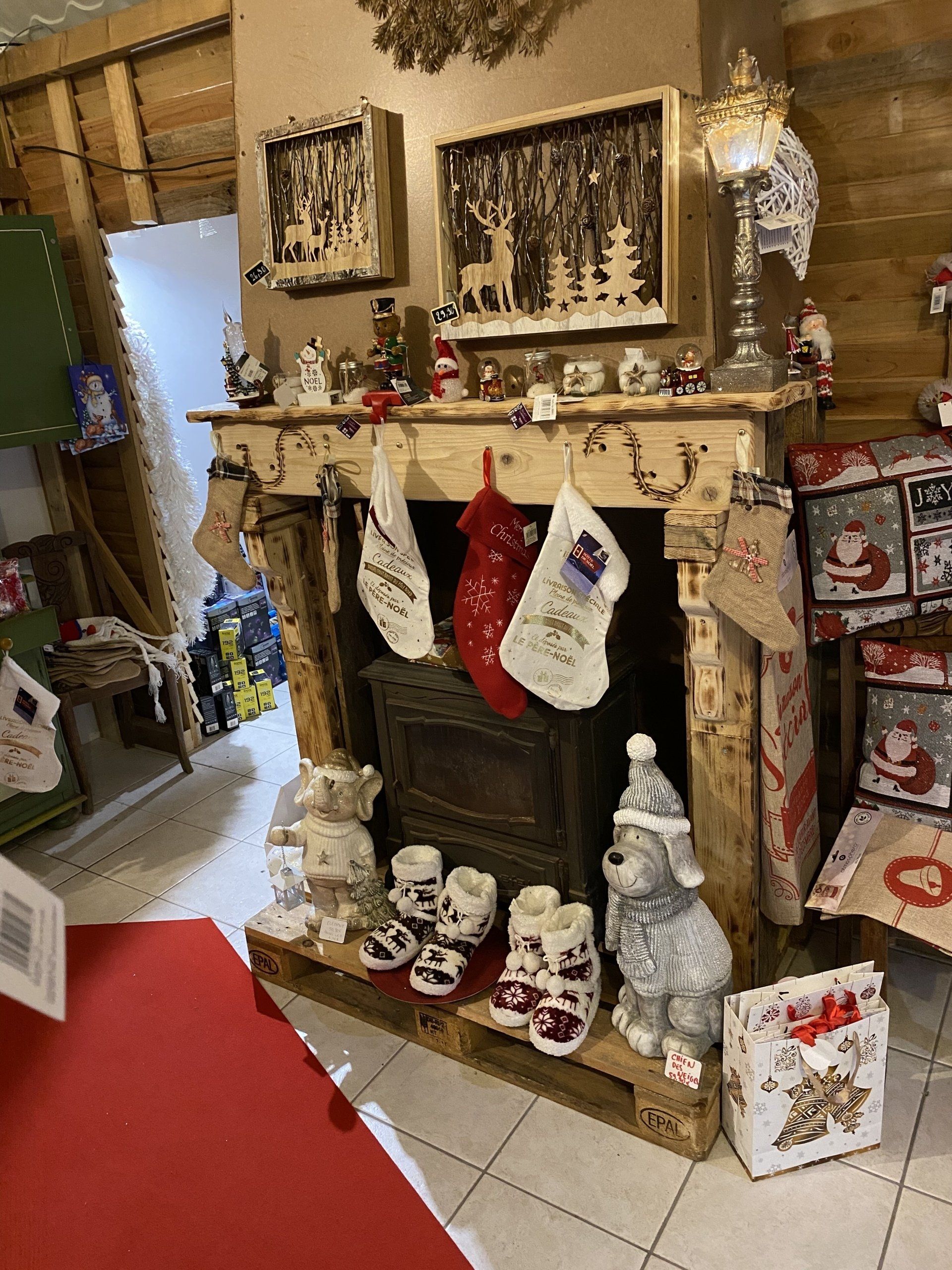 Cheminée et chien de noël