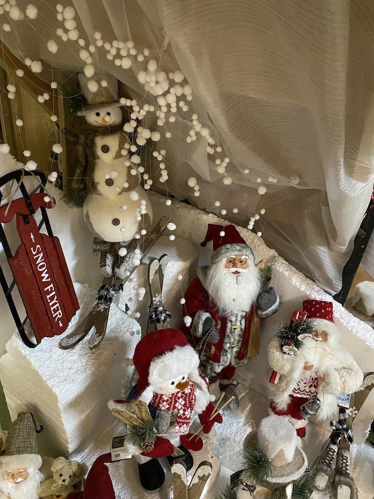 cascade enneigée avec bonhomme de neige ski et père noël