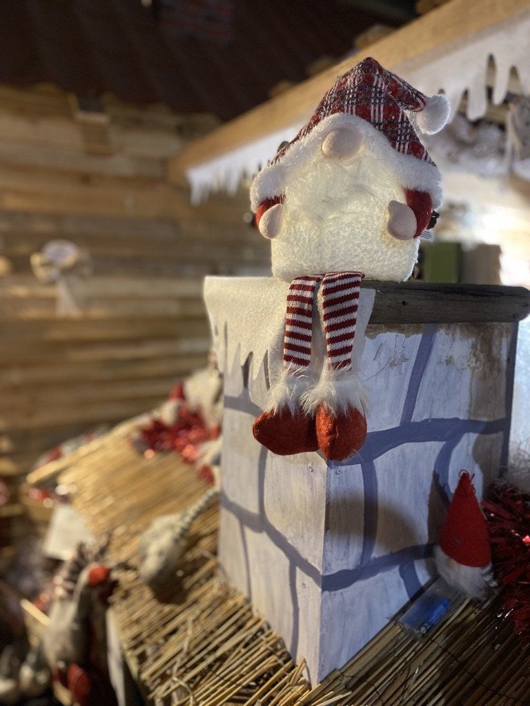 gnome assis sur cheminée