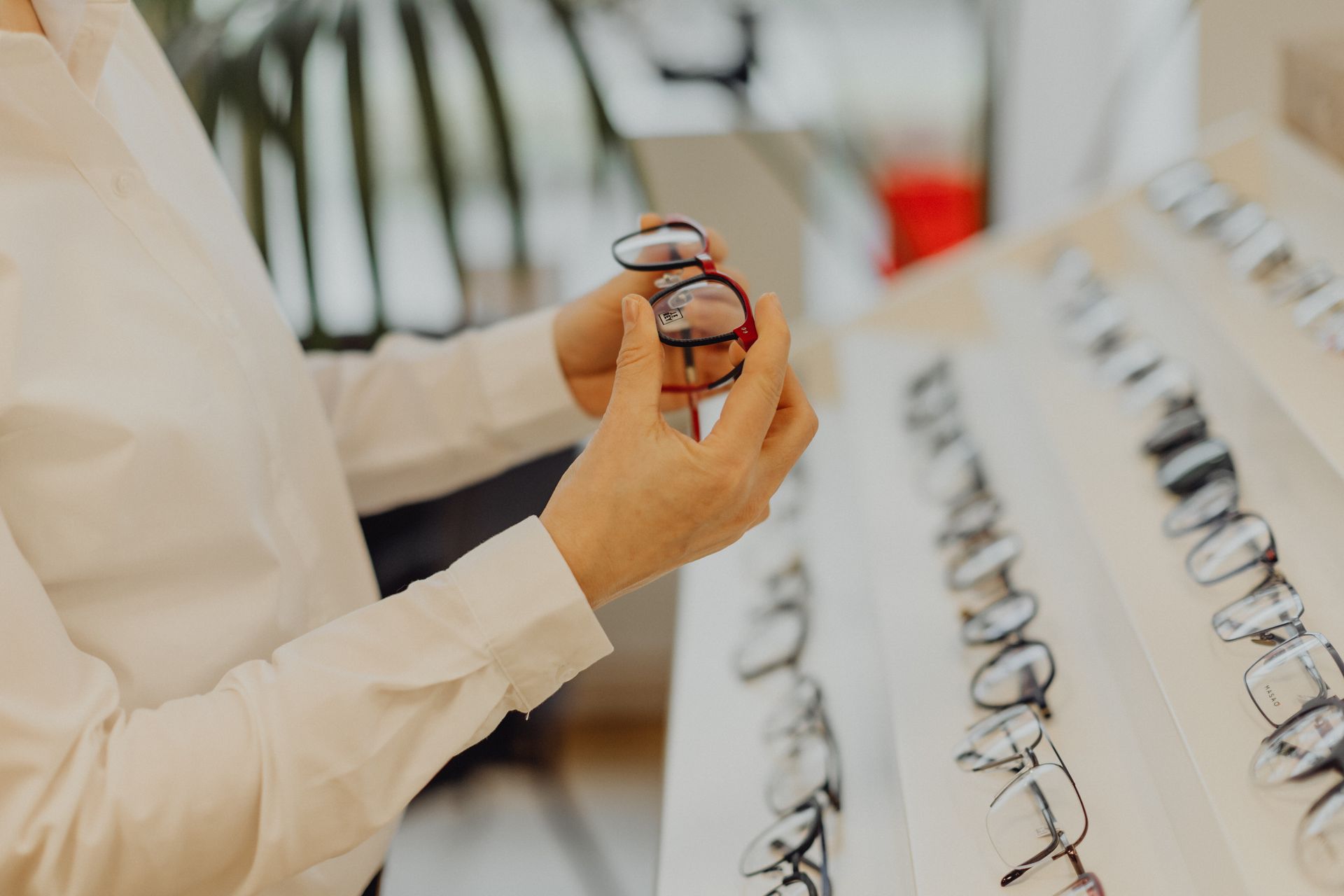 Kunde sieht sich eine Brillenfassung an