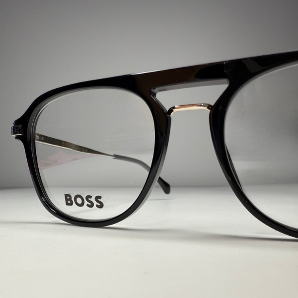 schwarze BOSS Fassung