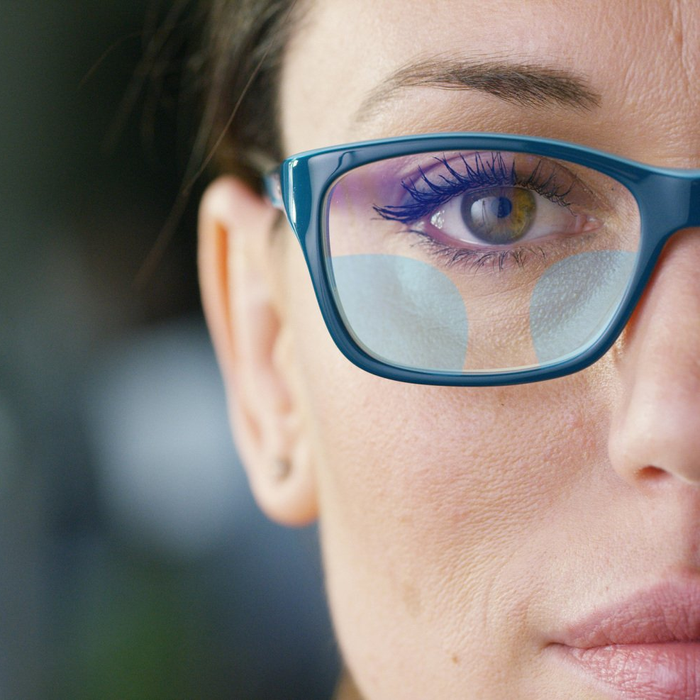 Gleitsichtgläser, Gleitsichtbrille Kundin mit Gleistsichtbrille für alle Entfernungen