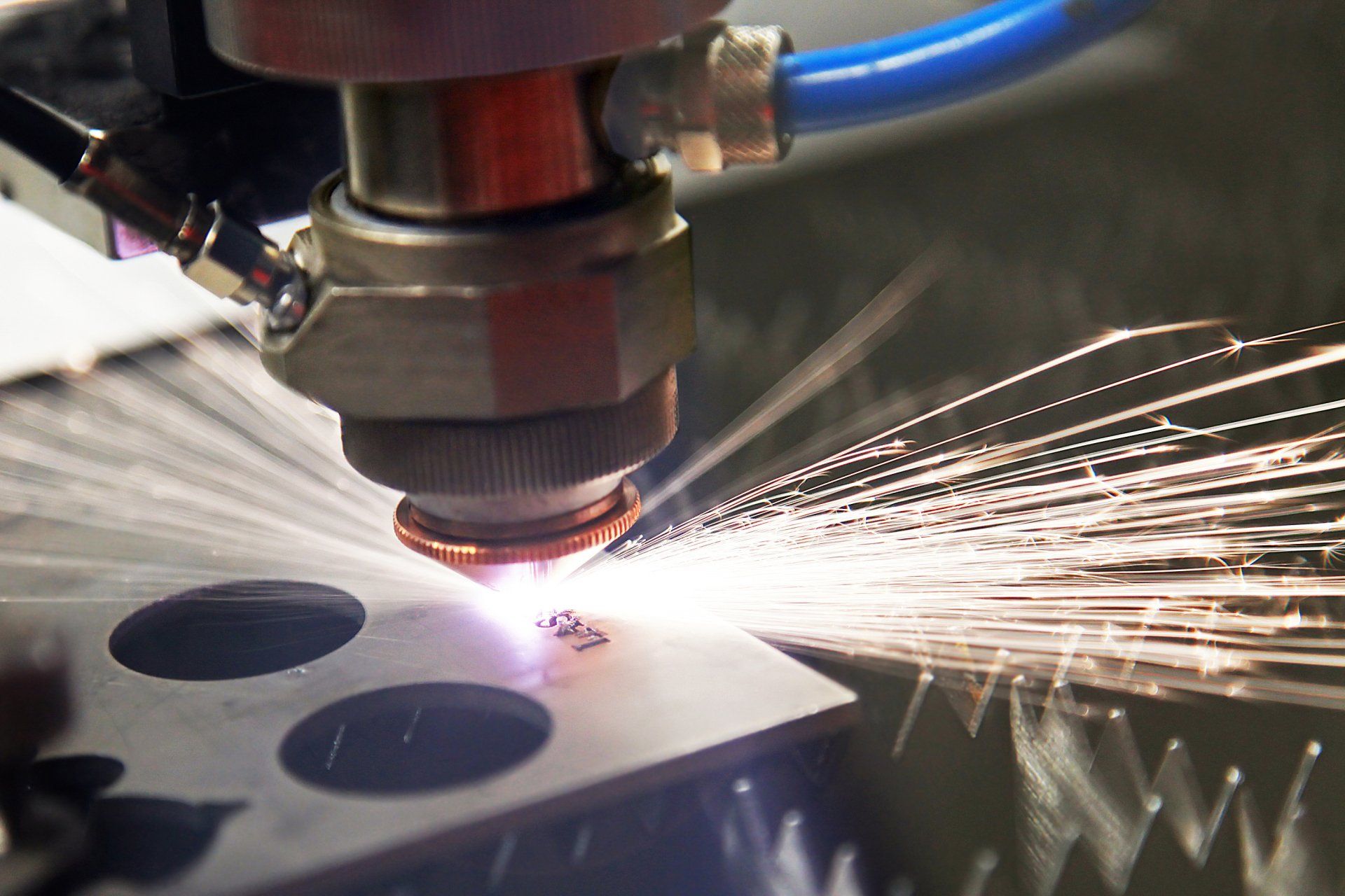 Cómo cortar los mejores agujeros utilizando CNC plasma