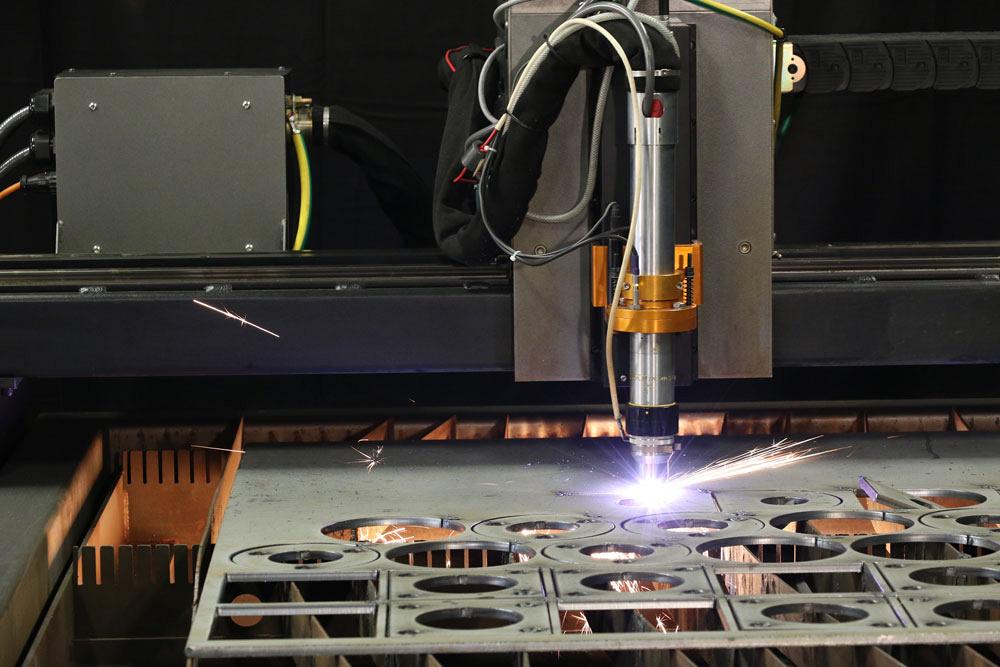 RAZONES POR LAS QUE NECESITA UN SISTEMA DE CORTE POR PLASMA CNC EN SU TALLER
