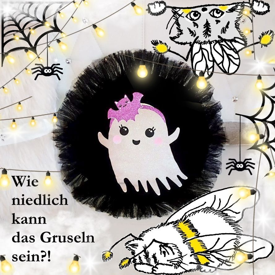 Kissen mit einem niedlichen Geist und ein Kätzchen mit Flügeln wie eine Hummel