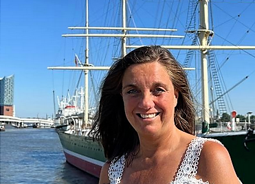 @Andrea Heidi Lagler - GEOlaViva Eine Frau lächelt vor einem historischen Segelschiff, das im Hafen liegt. Im Hintergrund sind die moderne Elbphilharmonie und blauer Himmel zu sehen, was die Verbindung zwischen Tradition und Moderne in maritimer Umgebung betont.
A woman smiles in front of a historic sailing ship moored in the harbor. The modern Elbphilharmonie concert hall and blue sky can be seen in the background, emphasizing the connection between tradition and modernity in a maritime setting.