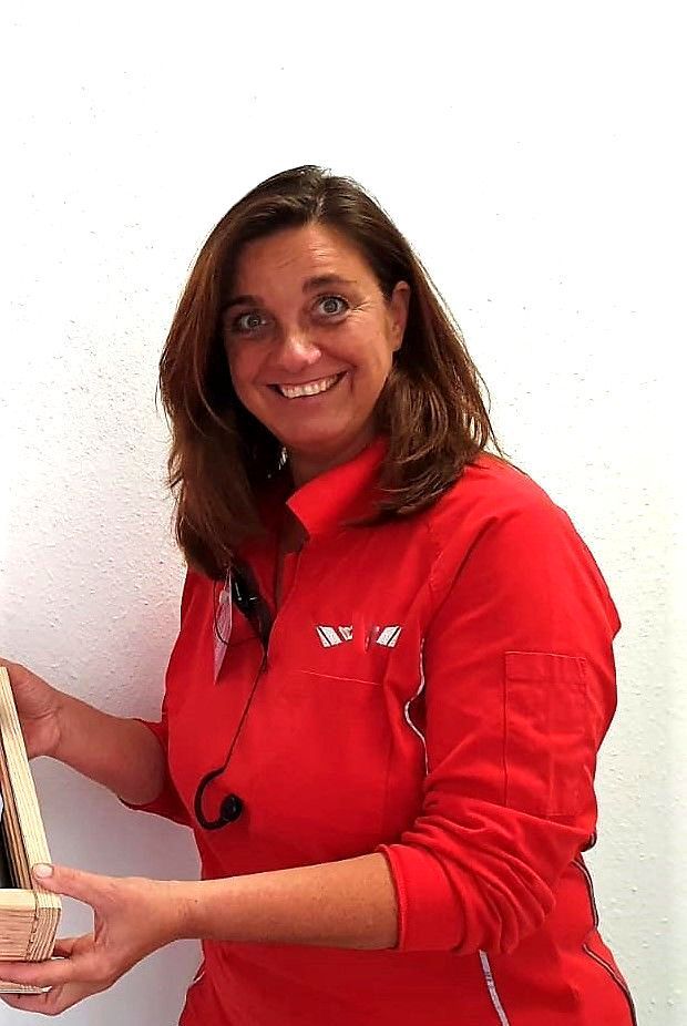 @Andrea Heidi Lagler - GEOlaViva Eine Frau mit braunen Haaren trägt eine rote Arbeitskleidung und hält ein kleines, offenes Holzkästchen in den Händen. Sie lächelt freundlich und steht vor einem weißen Hintergrund. Die Szene wirkt professionell und herzlich.
A woman with brown hair wears red work clothes and holds a small, open wooden box in her hands. She smiles friendly and stands in front of a white background. The scene looks professional and warm
@Andrea Heidi Lagler - GEOlaViva