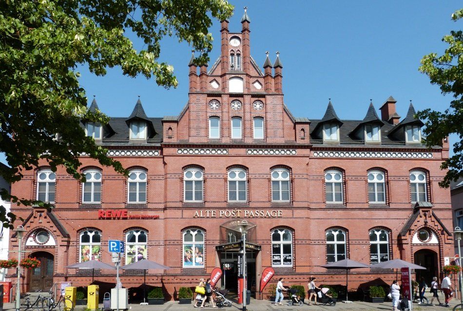 Ehemaliges kaiserliches Postamt Neumünster, erbaut 1885-86.  Das Gebäude wurde bis 1975 als Postamt genutzt. Ehemaliges kaiserliches Postamt Neumünster, erbaut 1885-86.  Das Gebäude wurde bis 1975 als Postamt genutzt.