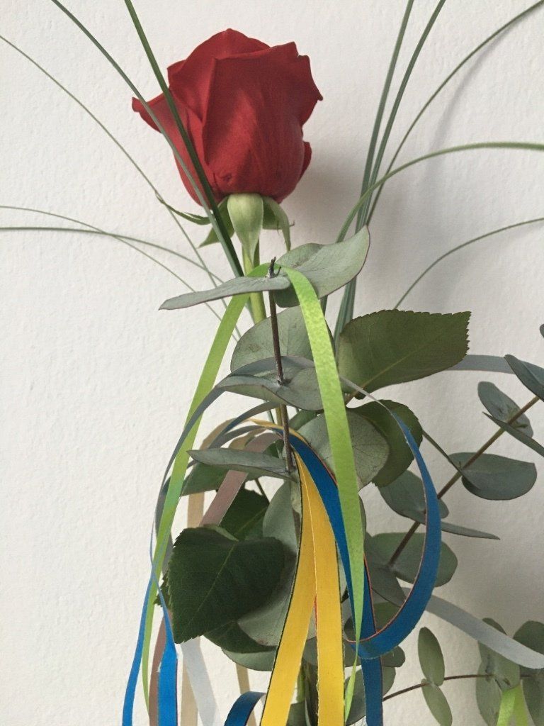 eine Rosen versenden einzelne Rose mit Beiwerk