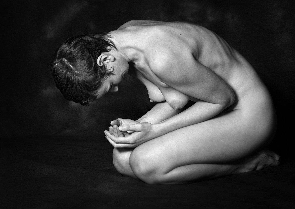 Thierry Aguiar : photo noir et blanc de Bérengère nue, à genoux au sol , recroquevillée. Photo du jour sur Itis.
