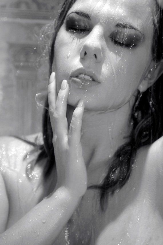 Thierry Aguiar, photographe Bordeaux : portrait  noir et blanc  de Cindy de secret story 3, sous la douche, les yeux fermés