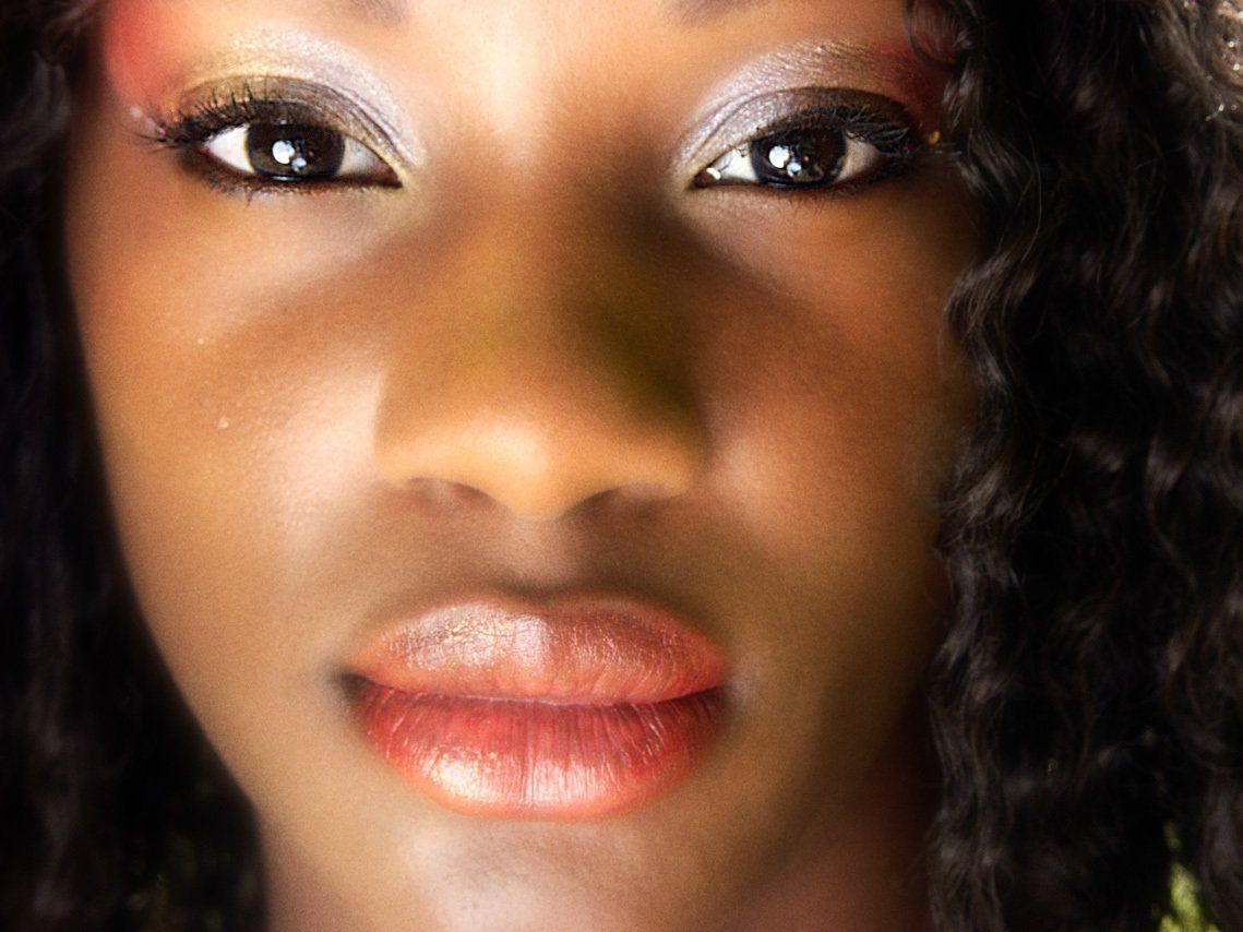 Thierry Aguiar : portrait de face en lumière naturelle de Jessyca, jeune fille noire d'origine congolaise, en intérieur.