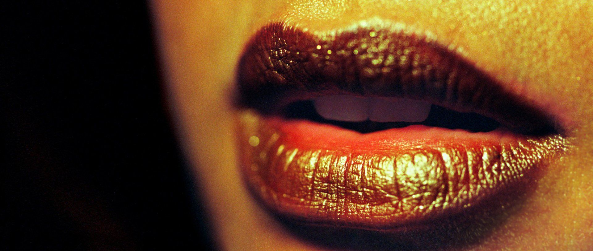 Thierry Aguiar : photo des Lèvres de Juliana en gros plan, avec un rouge à lèvres rouge.