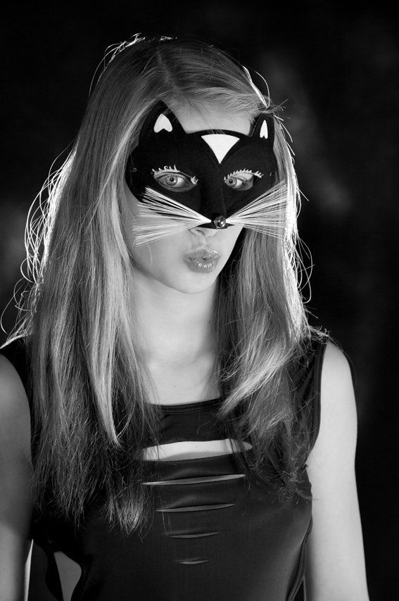 Thierry Aguiar, photographe Bordeaux  :  Portrait américain noir et blanc en lumière naturelle de Julie,  en intérieur,  portant un masque de chat.