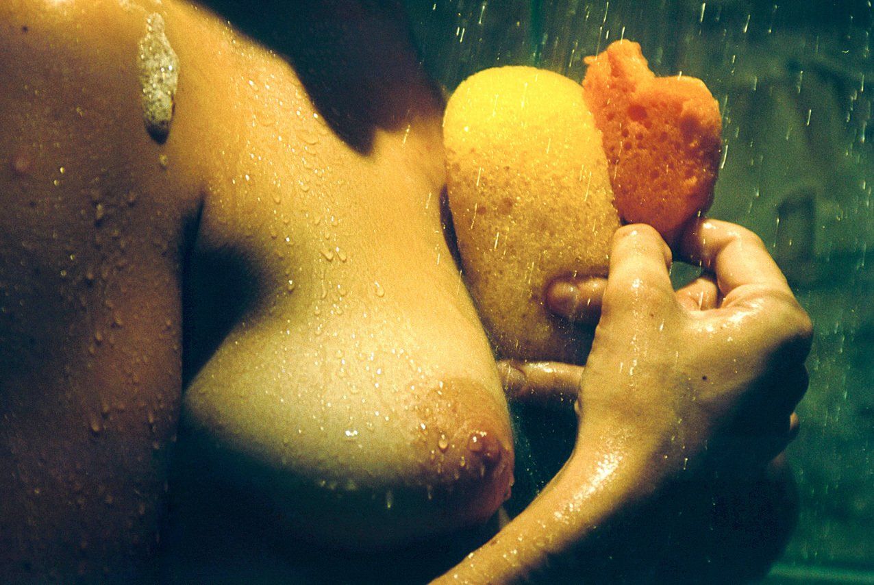 Thierry Aguiar : photo de la poitrine de Maëlle sous la douche, tenant un canard en mousse contre elle. Photo parue dans Chasseur d'Images.