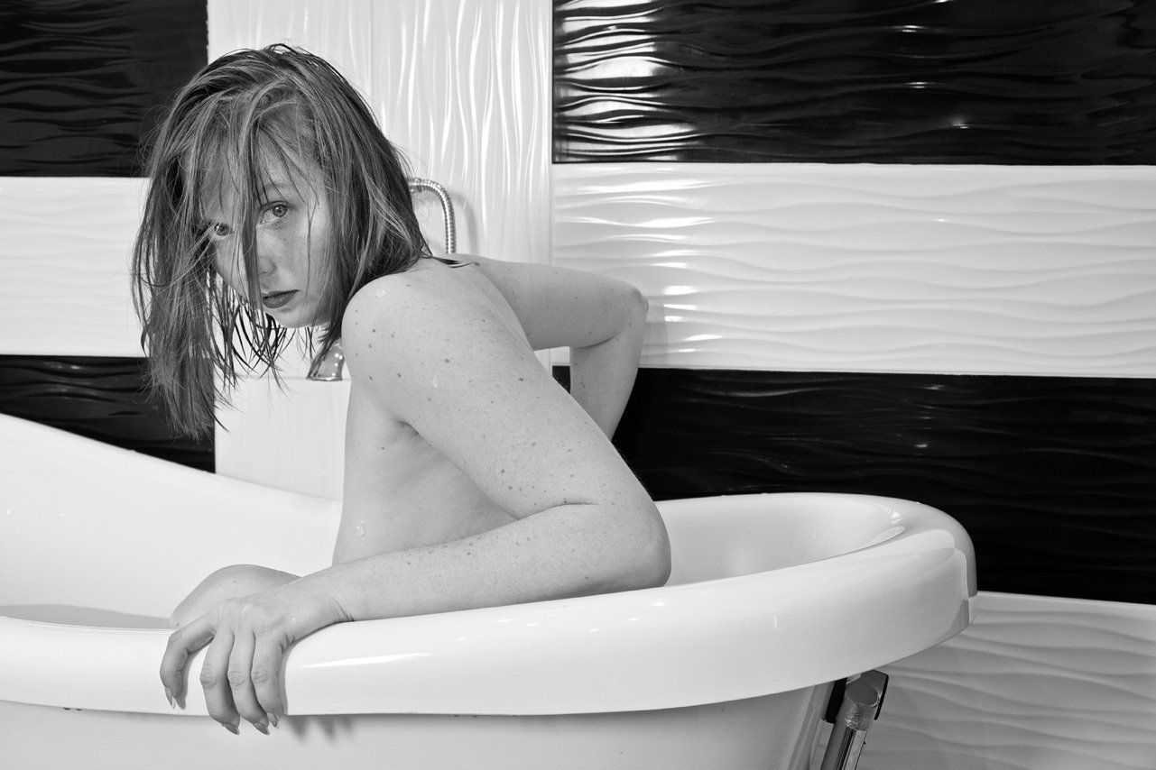 Thierry Aguiar : photo noir et blanc de Medellina de profil, nue dans une baignoire sur pieds.