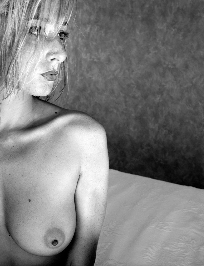 Thierry Aguiar : portrait américain en noir et blanc de Sabrina nue,  assise sur un lit.  Photo parue dans  le Mag des Castings.