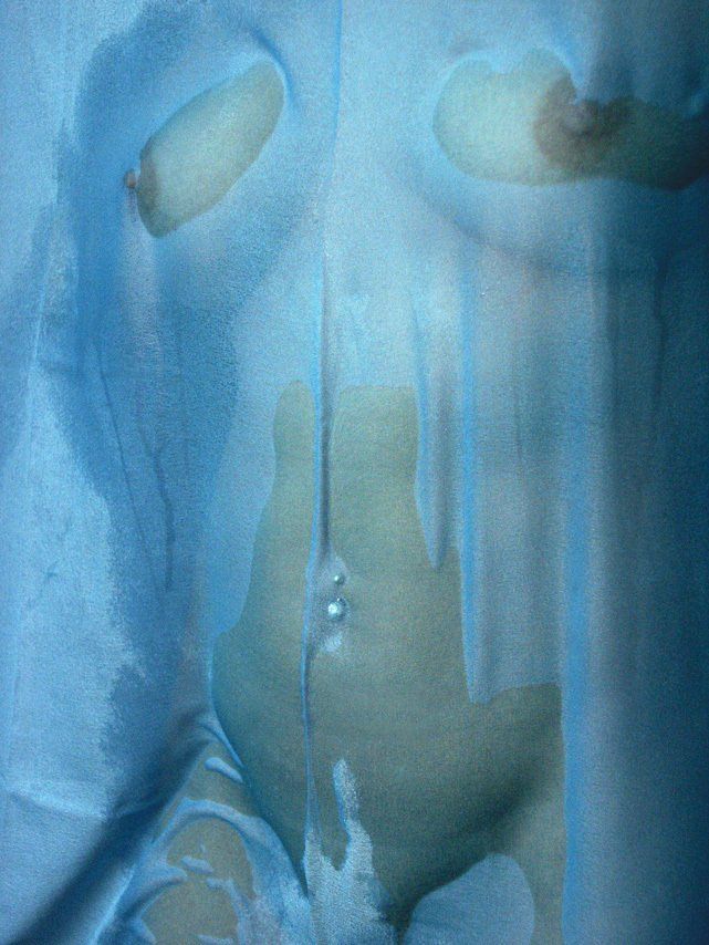 Thierry Aguiar : photo d'Ambre nue, un foulard bleu mouillé épousant son corps. Photo publiée dans Photofan.