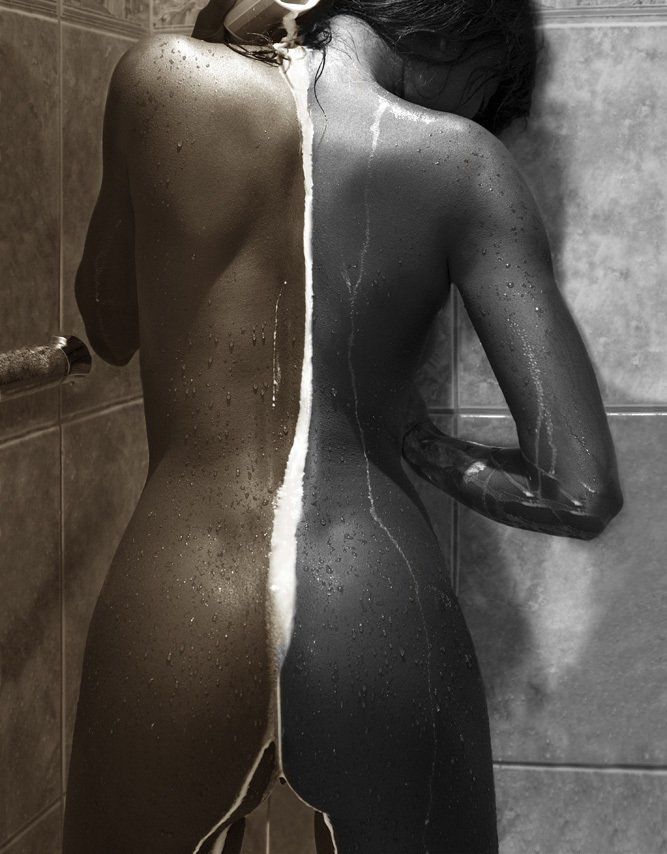 Thierry Aguiar : photo sépia et noir et blanc de Vanessa, jeune fille noire d’origine congolaise, nue de dos sous la douche, du lait coulant sur son corps.