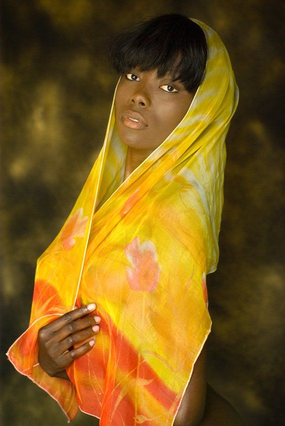 Thierry Aguiar, photographe Bordeaux  : portait américain de profil de Vanessa, jeune fille noire d'origine congolaise,, de trois quarts, en intérieur et en lumière naturelle, un voile jaune autour des cheveux et des épaules.