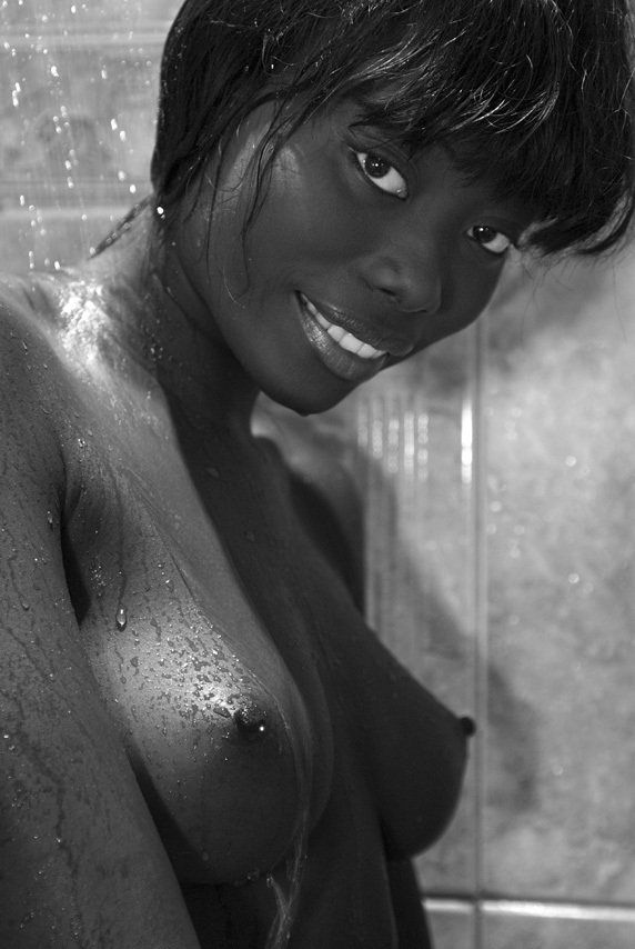 Thierry Aguiar : portrait américain en noir et blanc de Vanessa, jeune fille noire d'origine congolaise,  nue sous la douche. Photo du jour sur Itis.