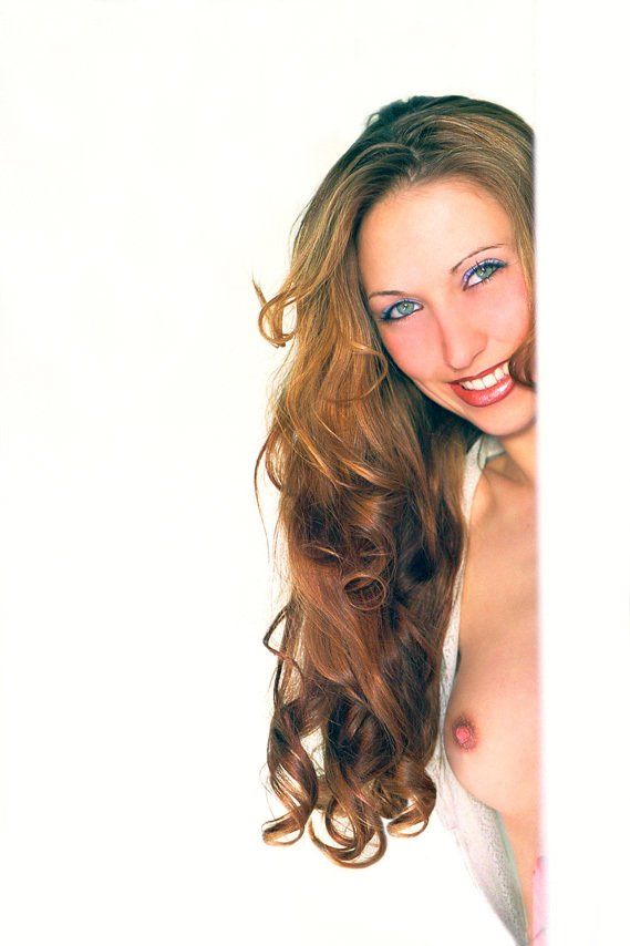 Thierry Aguiar : portrait américain de Virginie, jeune fille blonde aux yeux verts , de face, nue, souriante, cachée à moitié derrière une porte.
