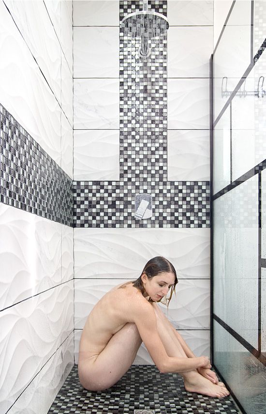 Photo de Virginie assise nue de profil sous la douche, par Virginie
Thierry Aguiar, photographe nu artistique Bordeaux