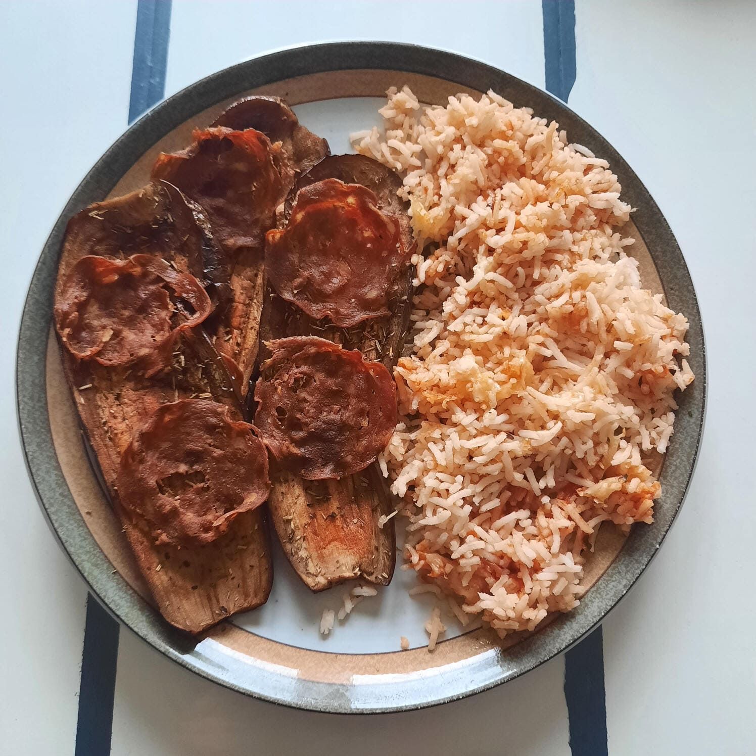Plat maison d'aubergines au chorizo pimenté et riz préparé pour l'automne