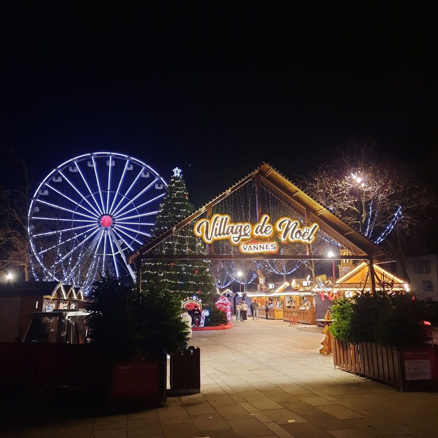 Illuminations et chalets du marché de Noël au cœur de la ville de Vannes