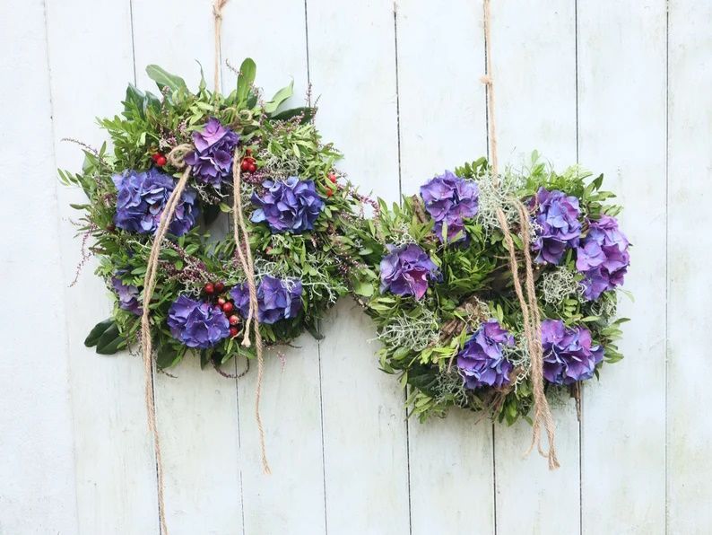 Frischer Kranz herbstlich dekoriert