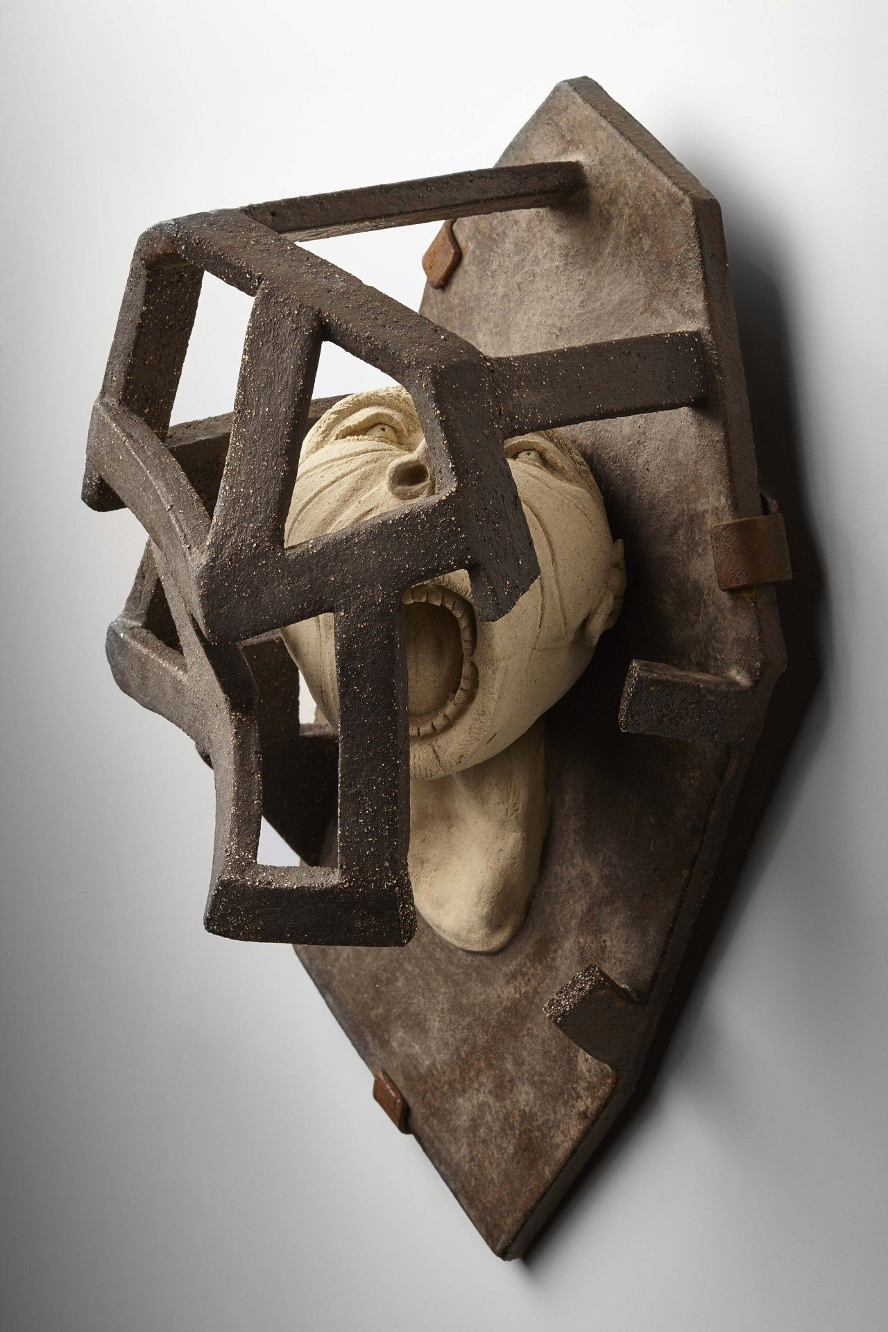 Escultura de autor de Mercè Pla, construida con arte cerámico. Modelando emociones y arte