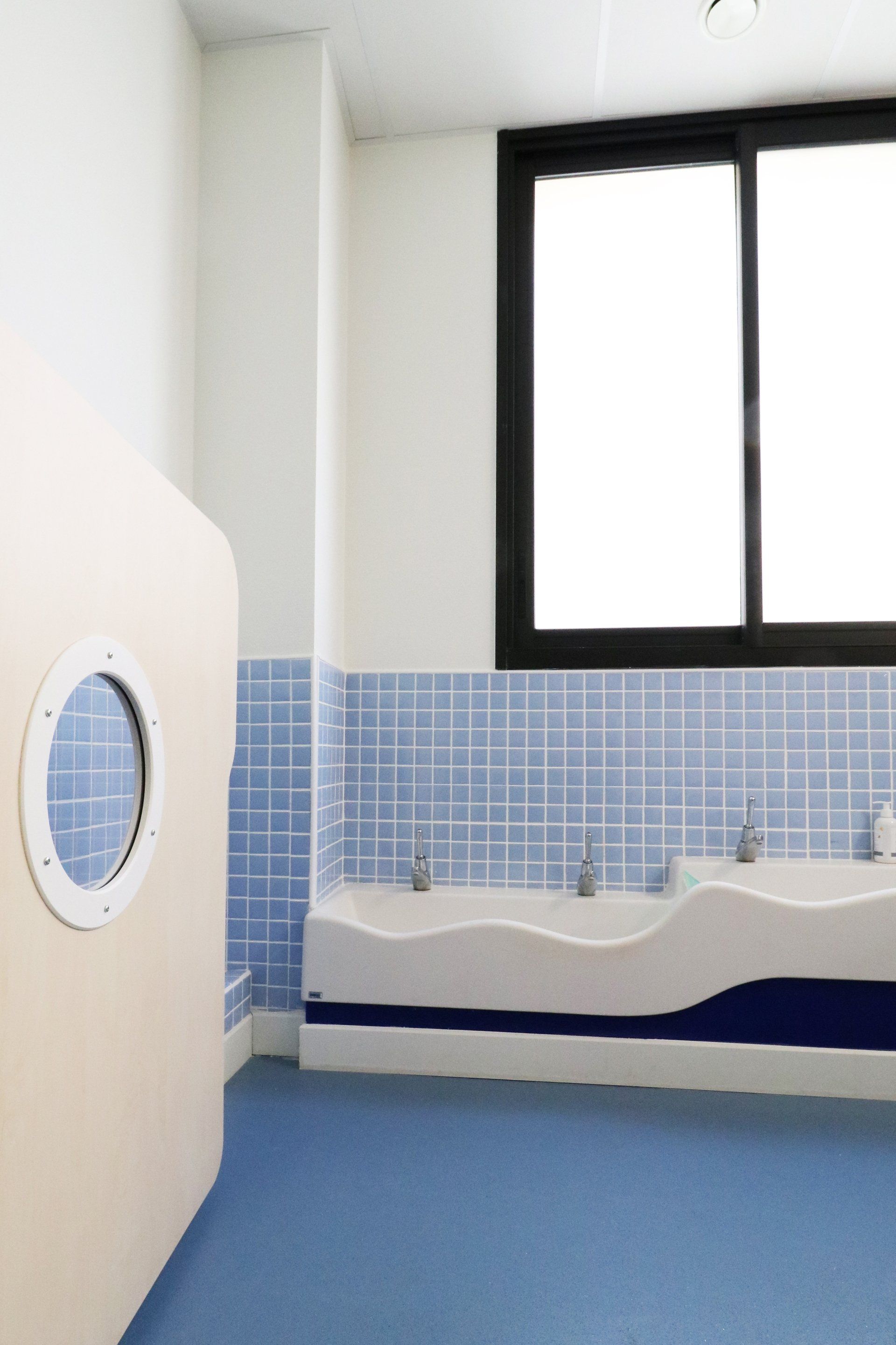 AXIOME Interior Design, architecte d'intérieur Paris, crèche LPCR, jeux d'eau