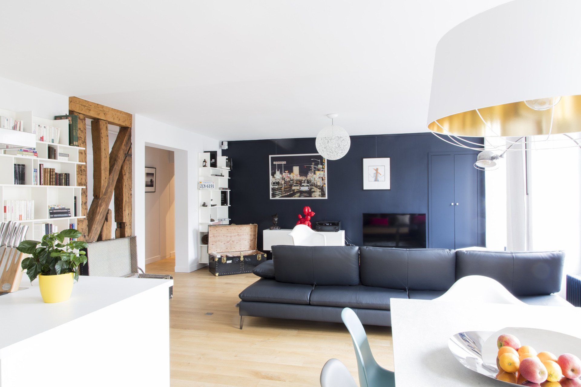 AXIOME Interior Design, architecte d'intérieur Paris, appartement parisien, mur bleu, canapé rochebobois