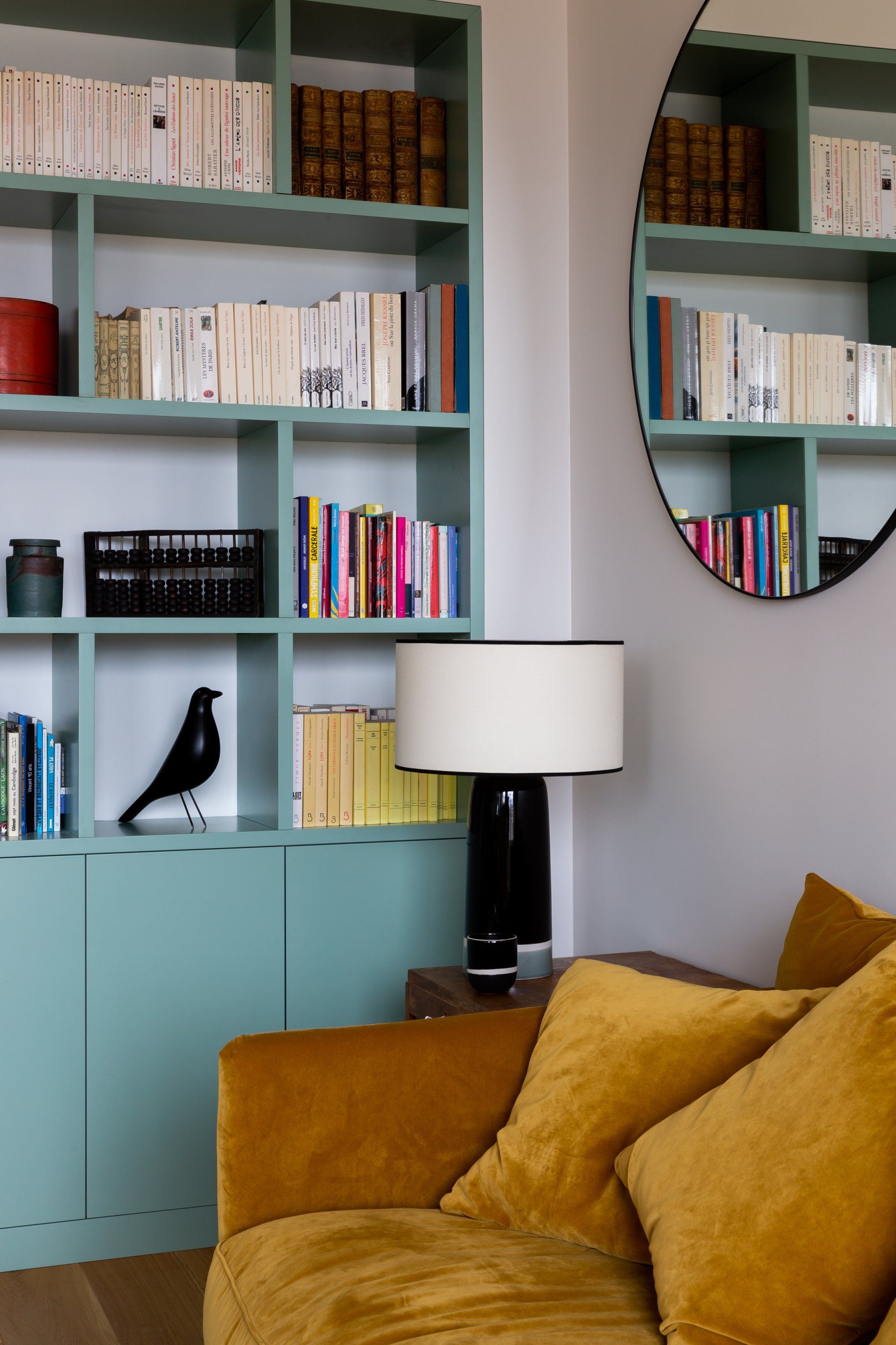AXIOME Interior Design, architecte d'intérieur paris, salon, canapé jaune moutarde, bibliothèque sur mesure