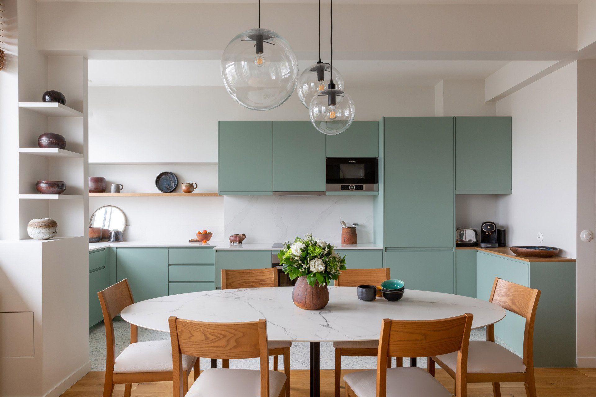 AXIOME Interior Design, architecte d'intérieur paris, salon, canapé jaune moutarde, cuisine verte, green kitchen, Terrazzo