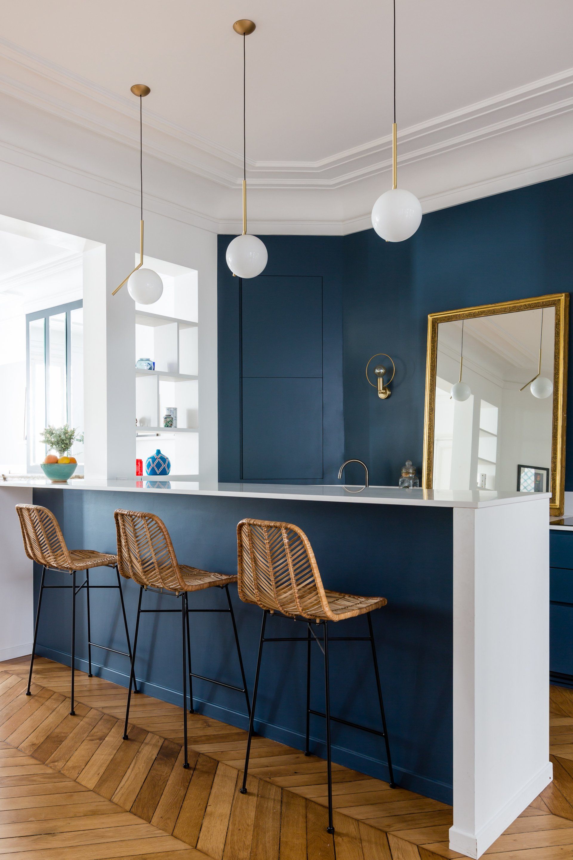 AXIOME Interior Design, architecte d'intérieur Paris, appartement haussmannien, cuisine bleue, quartz blanc