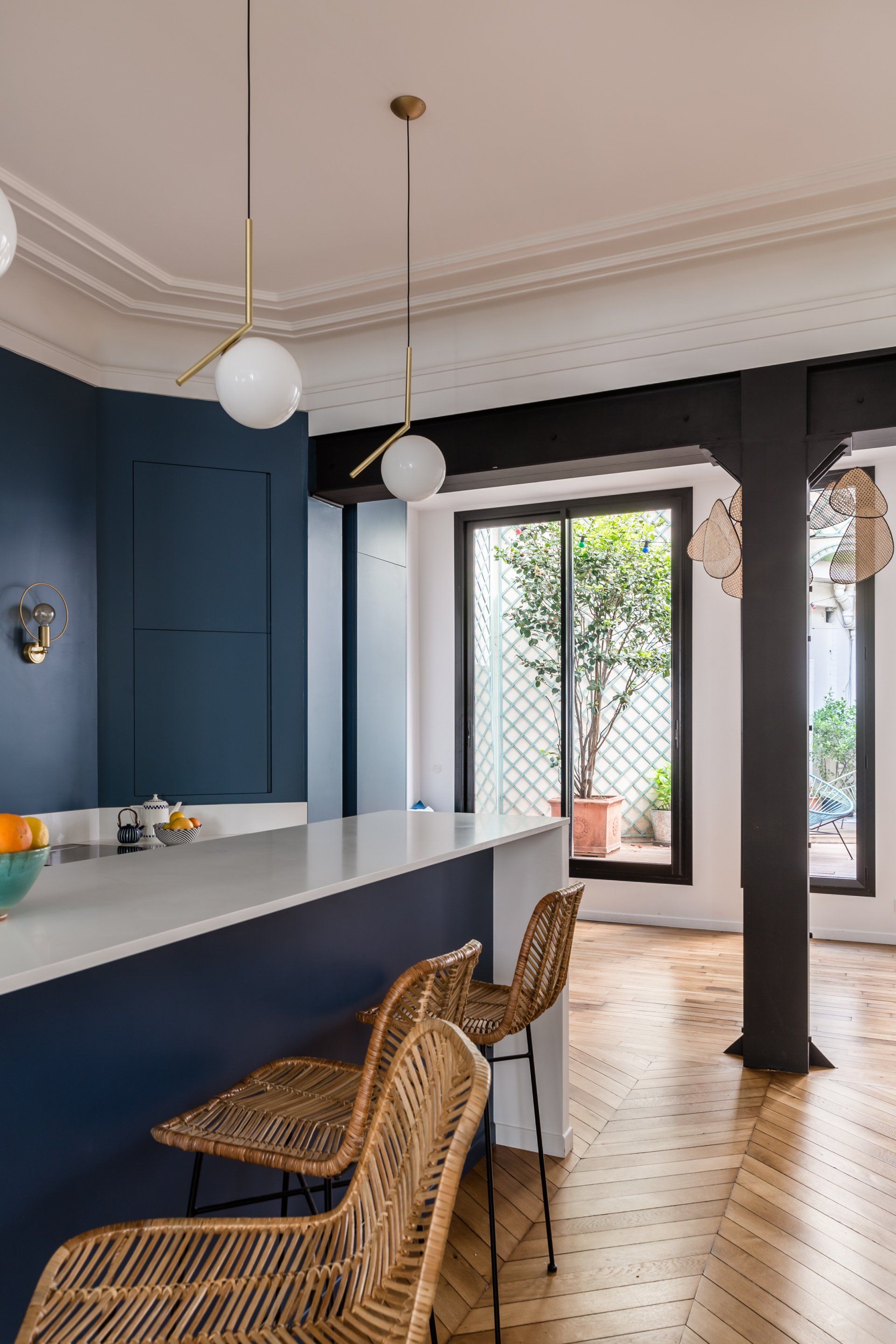 AXIOME Interior Design, architecte d'intérieur Paris, appartement haussmannien, cuisine bleue quartz blanc