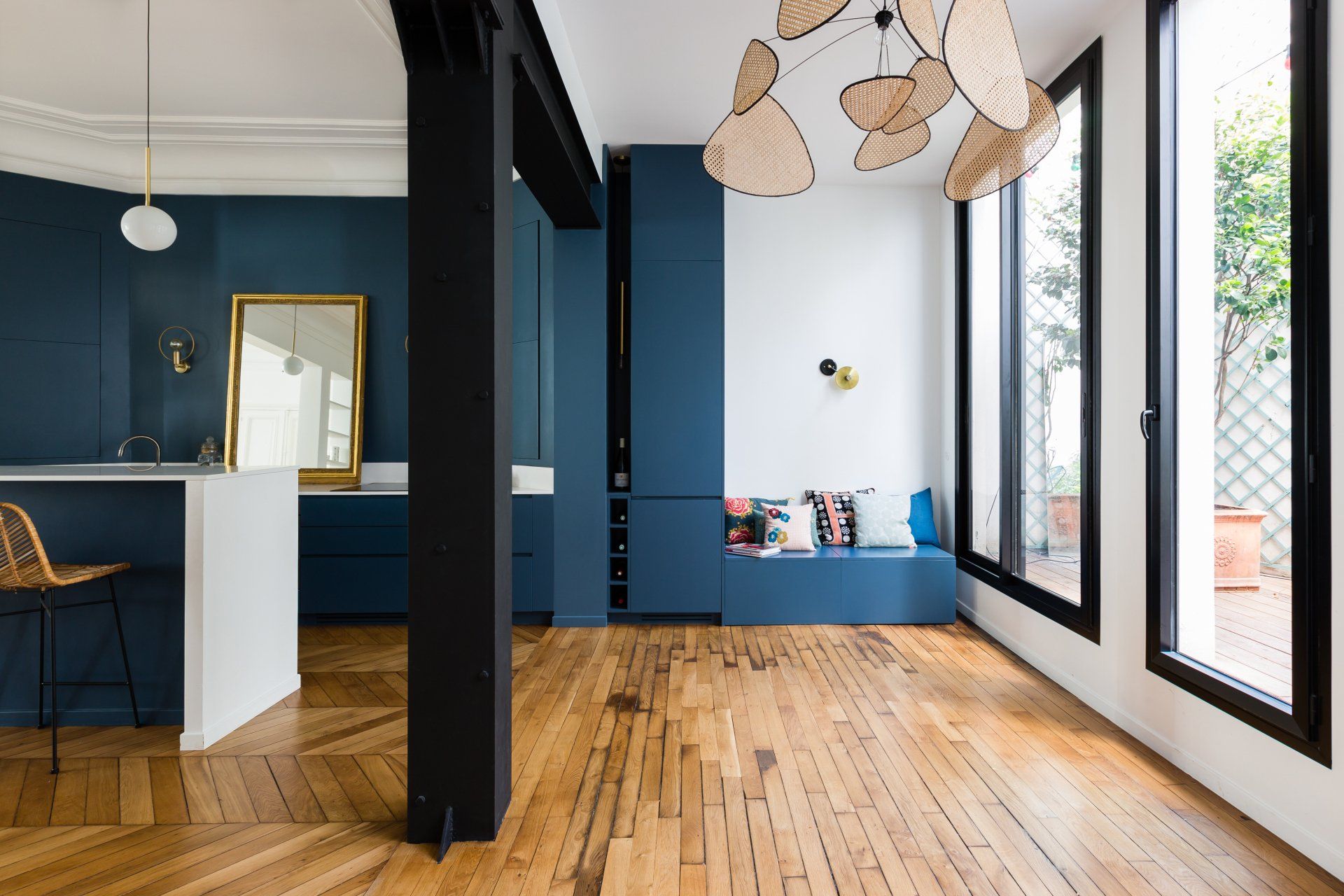 AXIOME Interior Design, architecte d'intérieur Paris, appartement haussmannien, cuisine bleue, quartz blanc