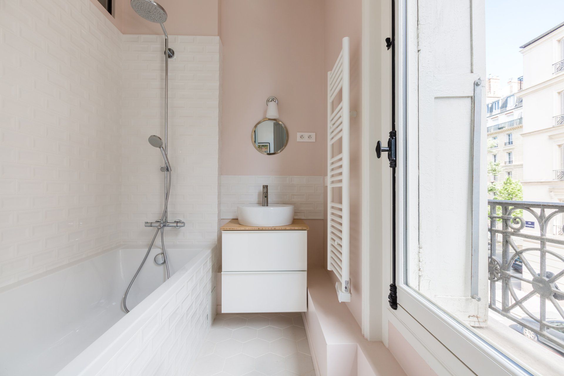 AXIOME Interior Design, architecte d'intérieur Paris, appartement haussmannien, SDB fille, SDB rose