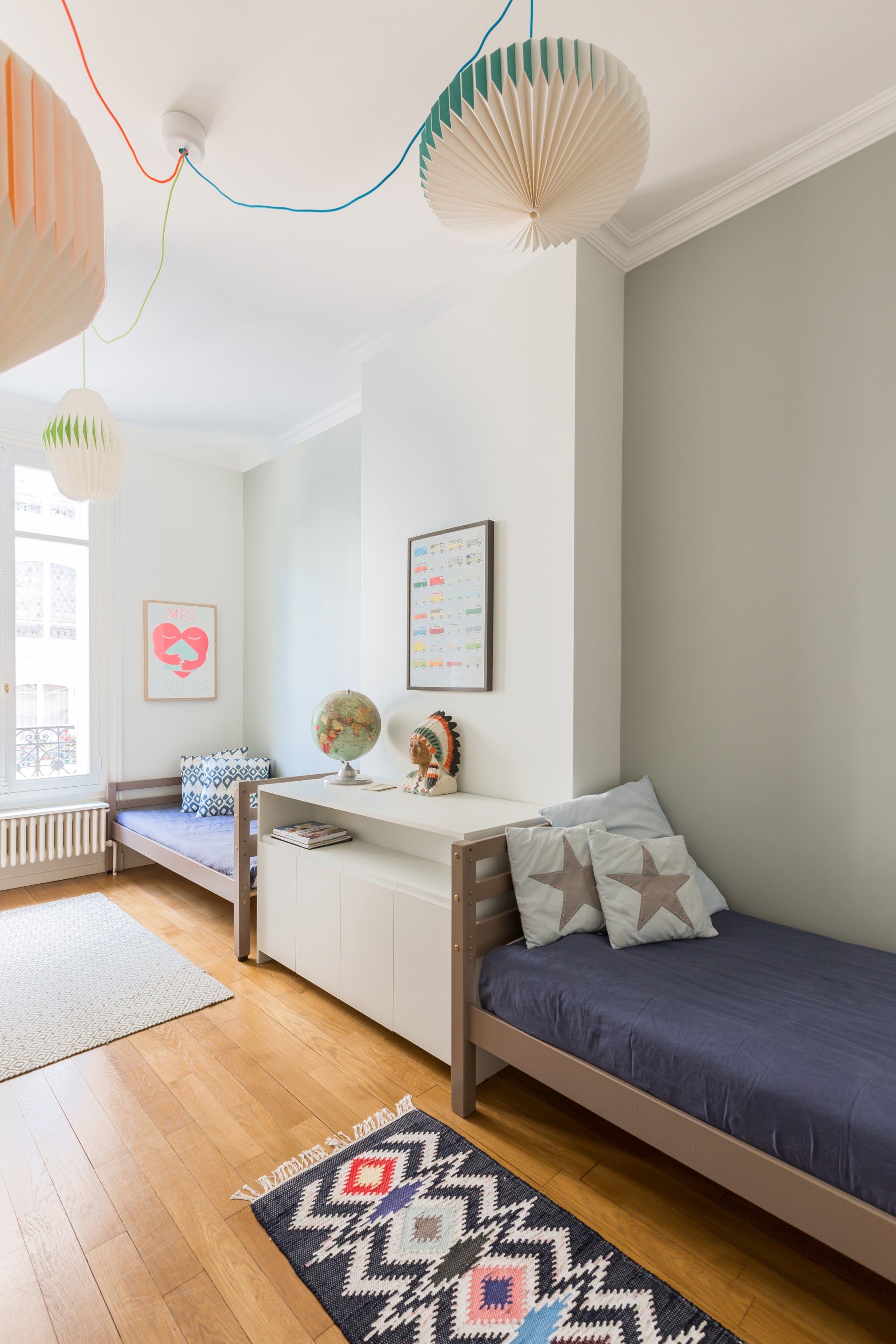 AXIOME Interior Design, architecte d'intérieur Paris, appartement haussmannien, chambre garçons vert d'eau