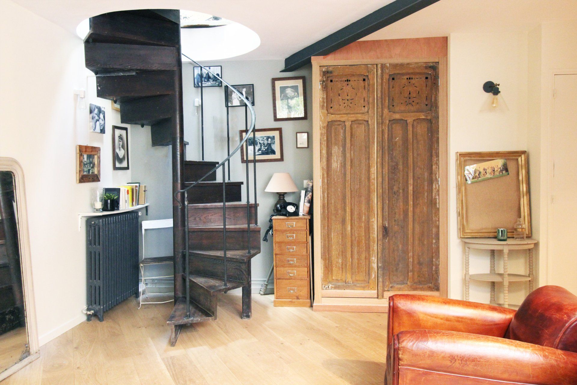 AXIOME Interior Design, architecte d'intérieur Paris, duplex parisien rétro, escalier colimaçon