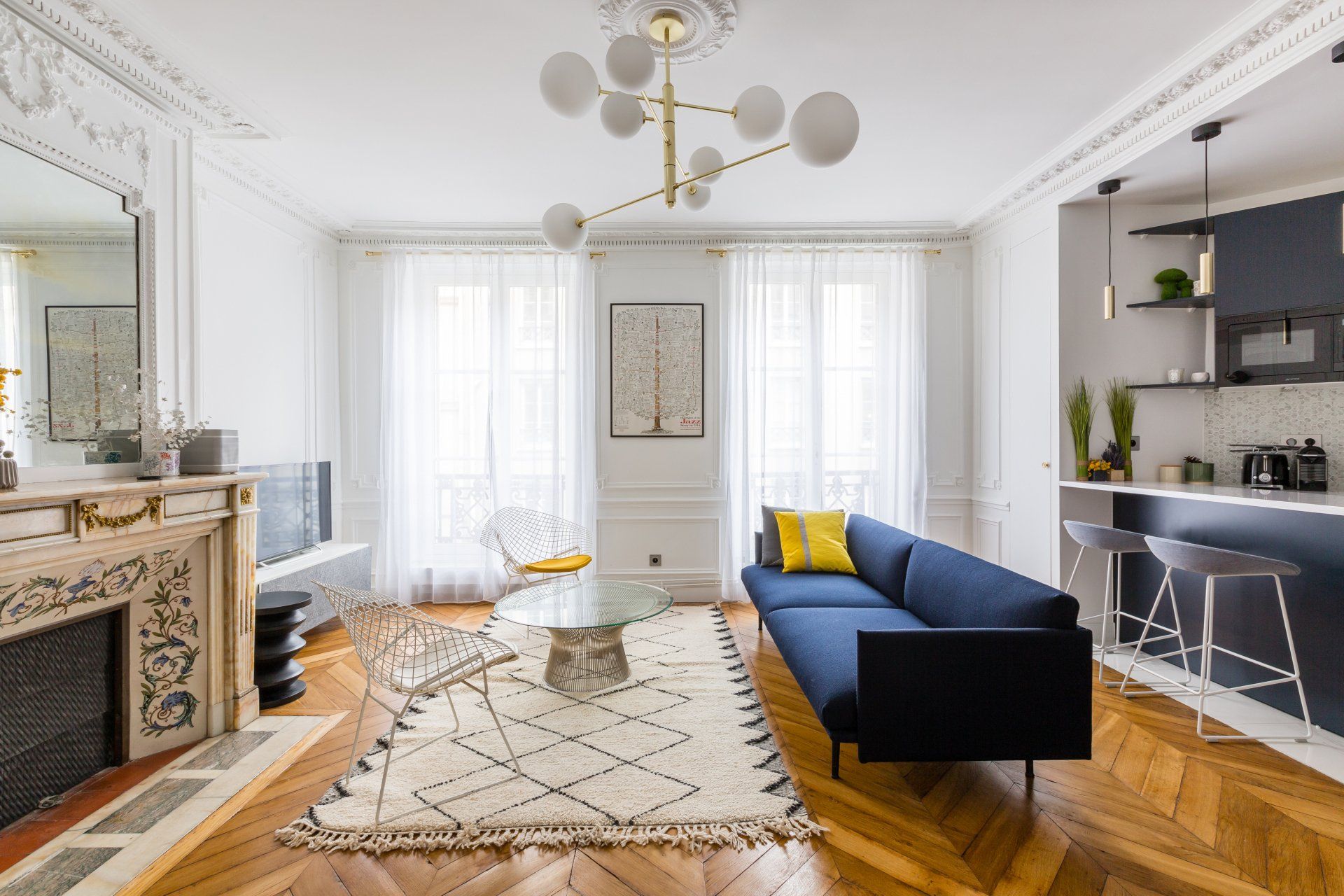 AXIOME Interior Design, architecte d'intérieur Paris, appartement haussmannien Paris 9ème, séjour cuisine bleue
