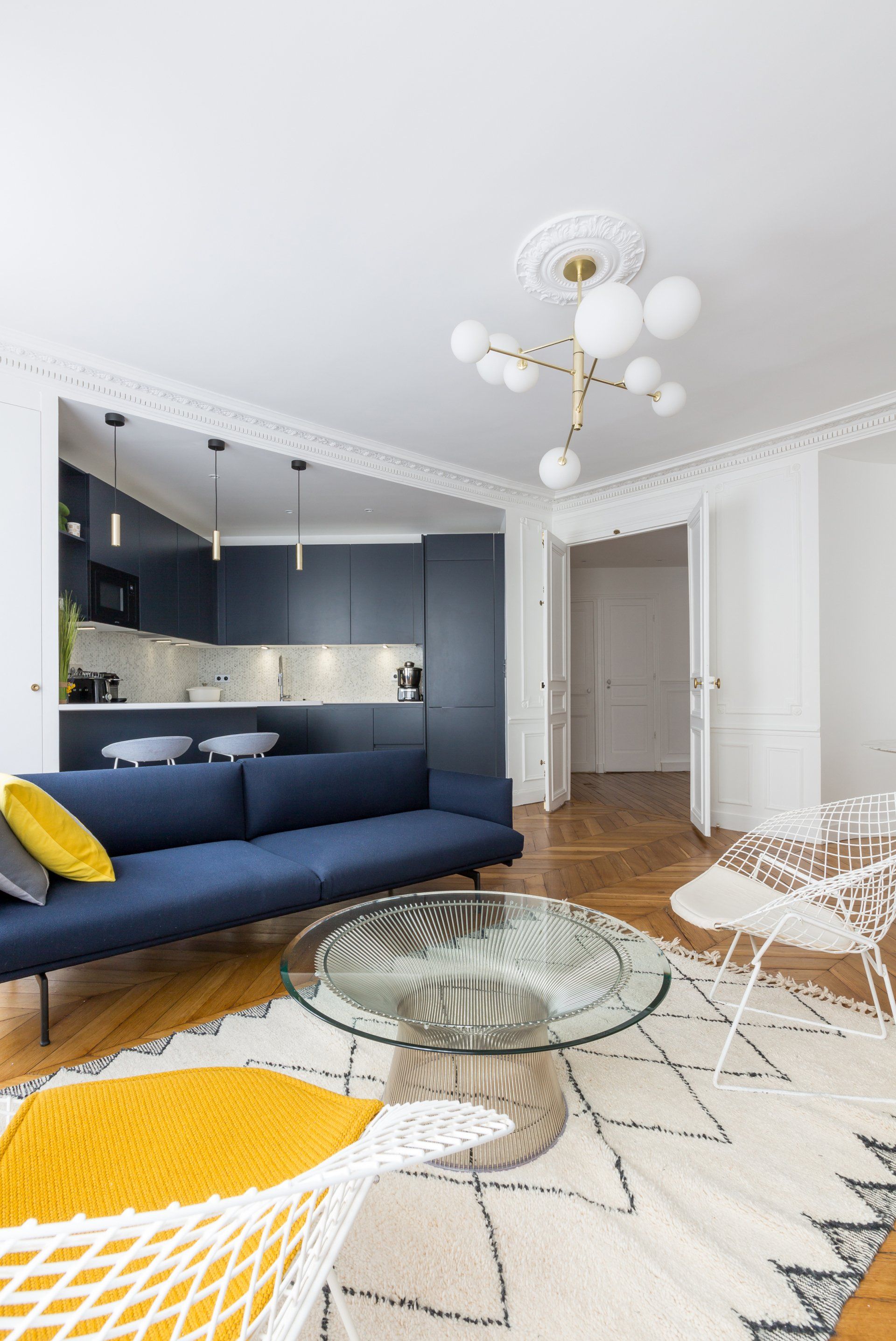 AXIOME Interior Design, architecte d'intérieur Paris, appartement haussmannien Paris 9ème, séjour cuisine ouverte bleu marbre