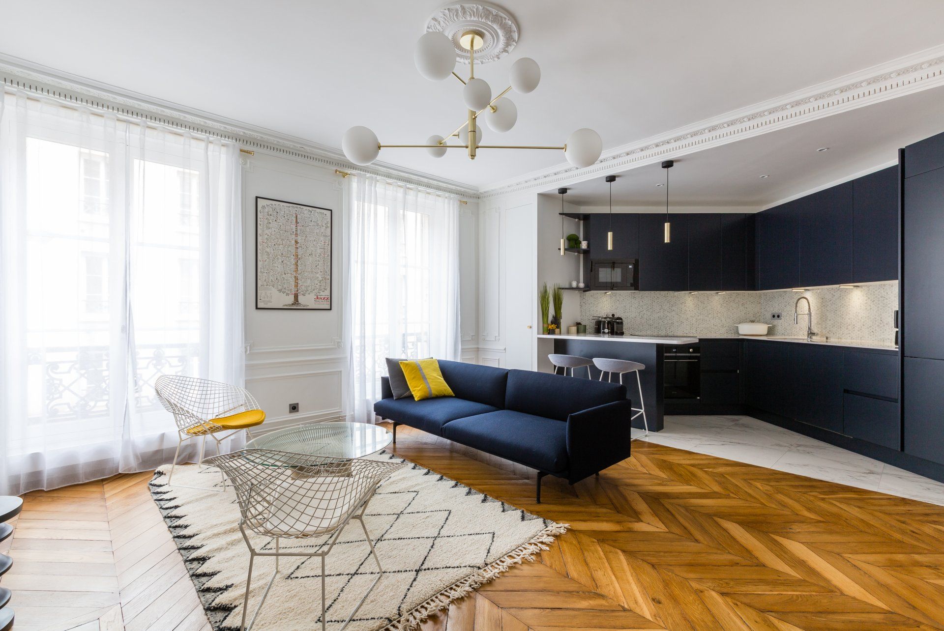 AXIOME Interior Design, architecte d'intérieur Paris, appartement haussmannien Paris 9ème, avant après, cuisine ouverte séjour, cuisine bleue